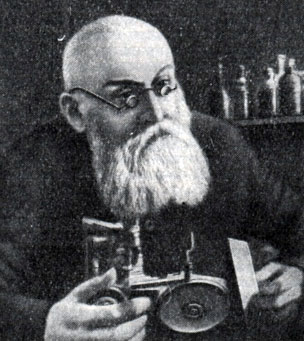 В. А. Гассиев в своей лаборатории